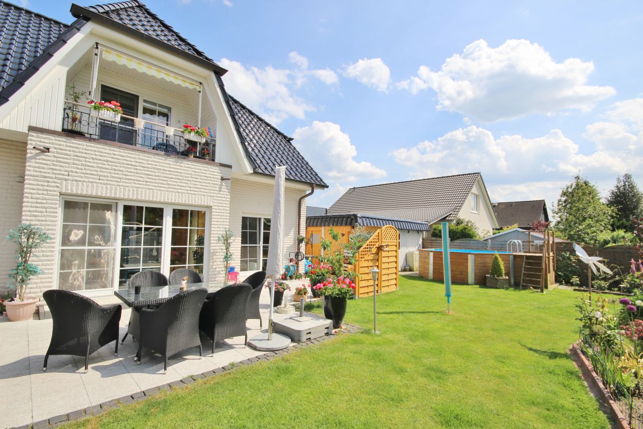 Essen: Elegante Villa mit Fernblick und Wintergarten 
